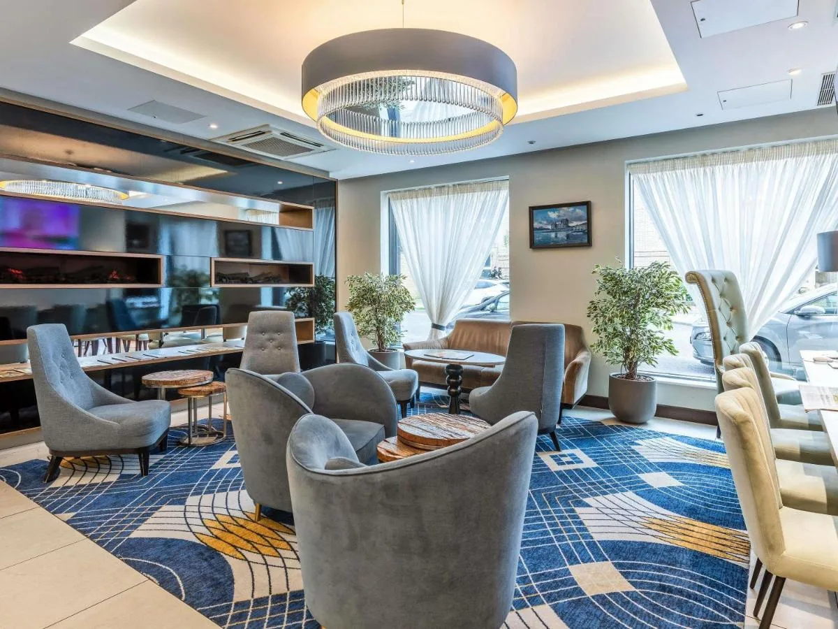 a waiting area with chairs and tables and a waiting room at Mercure Edinburgh Haymarket in Edinburgh